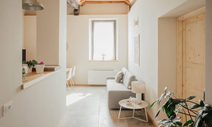 Bellinzago Novarese House | Holiday Home 'La Cocca Home' with Shared Garden and Wi-Fi