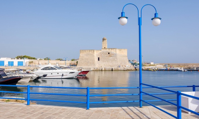 Marina di Ostuni House | Holiday Home 'Villa Fiorita' close to the Sea with Terraces & A/C