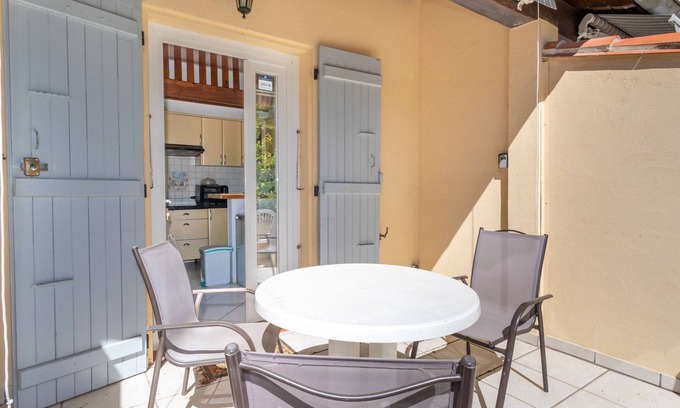 Reynes House | Holiday Home 4 with Mountain View, Shared Pool
