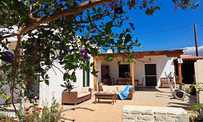 Kokinos Pirgos House | Holiday home a few steps from the beach with private secluded garden
