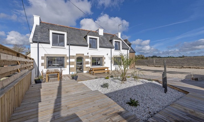 Treflez House | Holiday Home 'À La Maison De Goulannou' with Terrace, Garden & Wi-Fi