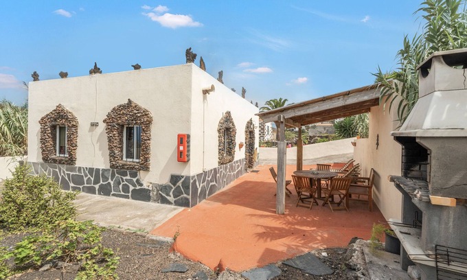 Mocanal House | Holiday Home 'Aguarijo' with Sea View, Private Terrace and Private Garden