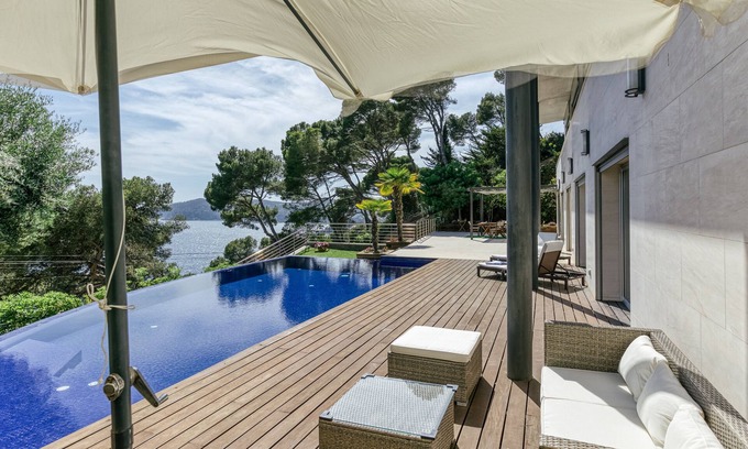 Llafranc House | Holiday Home 'Blueview' with Beautiful Sea View, Fireplace and Whirlpool