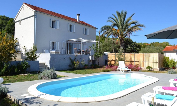 Brbinj House | Holiday Home Brbinj near the Sea with Pool