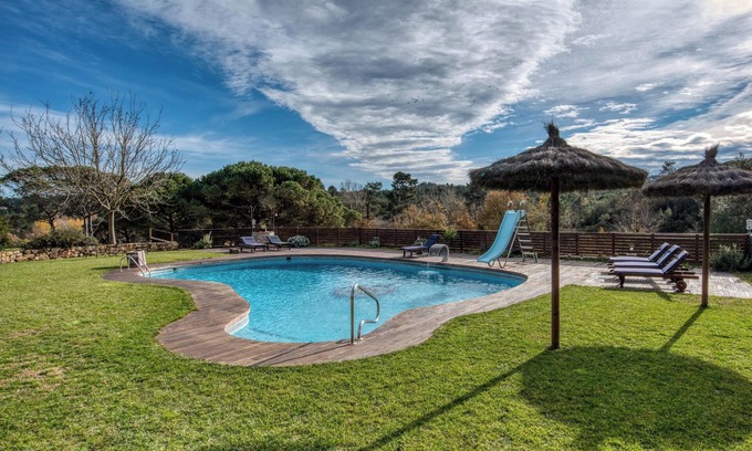 Vidreres House | Holiday Home Can pauet with Pool, Garden & Wi-Fi