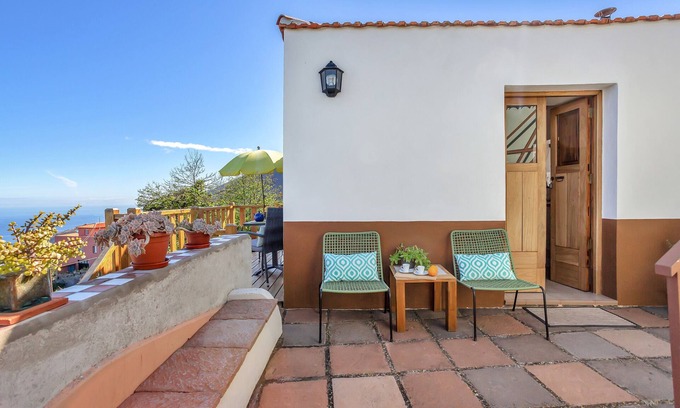 La Orotava House | Holiday Home Casa de Teja with Sea View, Mountain View, Wi-Fi, Terrace & Garden; Pet-friendly