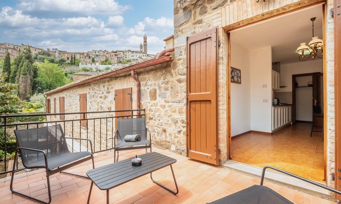 Montalcino House | Holiday Home 'Casa Ida' with Private Terrace, Wi-Fi and Air Conditioning