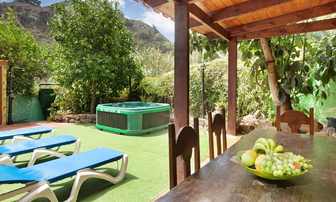 Teror House | Holiday Home “Casa Irene” with Mountain View, Jacuzzi, Garden & Wi-Fi