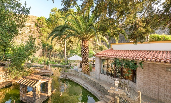 Baiona House | Holiday Home 'Casa Lago - Selão Da Eira' with Lake View, Shared Pool and Wi-Fi