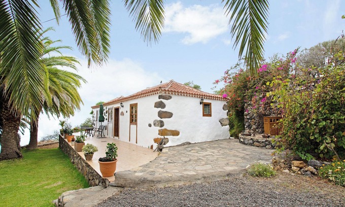 Arecida House | Holiday Home 'Casa Rural Ciso' with Sea View, Private Garden and Wi-Fi