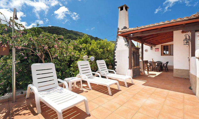 Agulo House | Holiday Home 'Casa Rural Medina 1' with Mountain View, Wi-Fi and Air Conditioning
