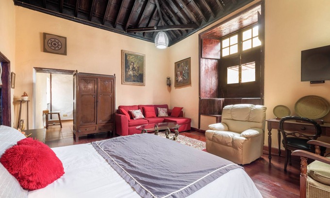 Garachico House | Holiday Home "Casa Tradicional Canaria - I" near the Sea with Mountain Views and Wi-Fi