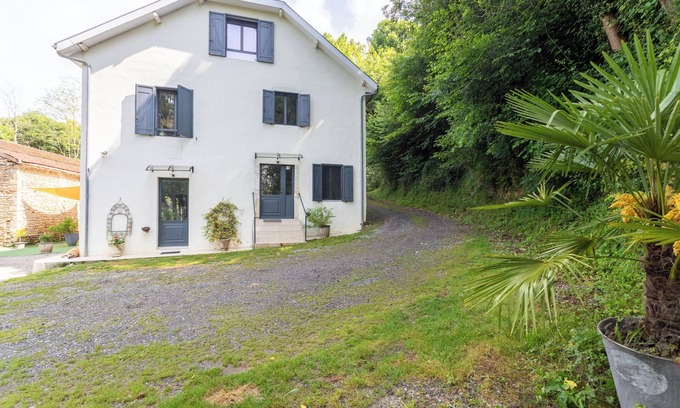 Monein House | Holiday Home 'Cholena - Domaine Helaku' with Shared Terrace, Shared Garden and Wi-Fi