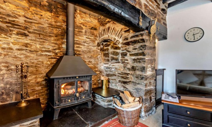 Llangeler House | Holiday Home Daisy by Interhome