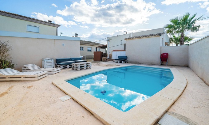 El Ligallo del Ganguil House | Holiday Home "de l'avi" with Pool, Garden & Wi-Fi