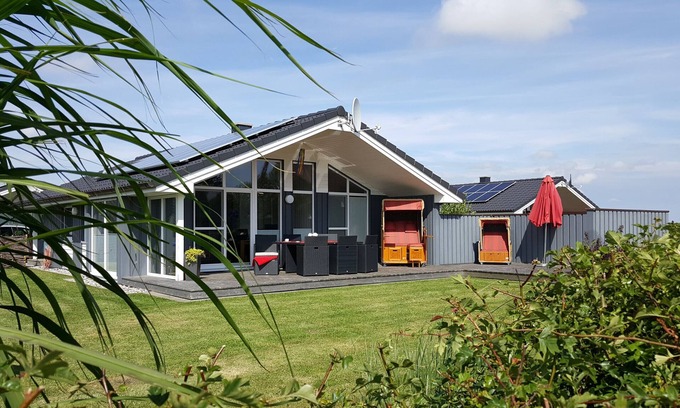 Wesselburenerkoog House | Holiday Home 'Nordseelicht' with Private Garden and Wi-Fi