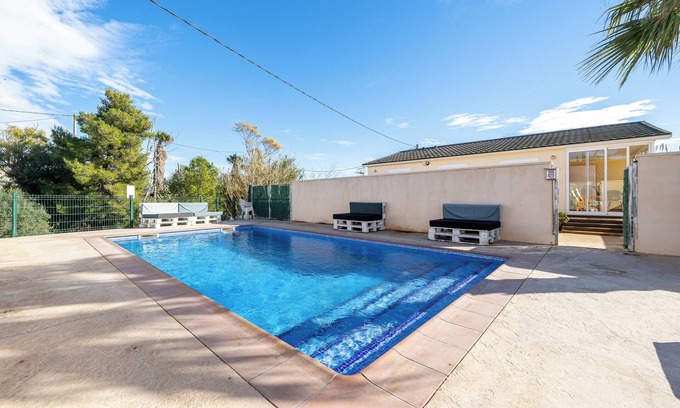 El Ligallo del Ganguil House | Holiday Home "Delta" with Shared Pool, Garden & Wi-Fi