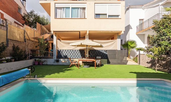 Pineda de Mar Apartment | Holiday Home 'Durero' with Mountain View, Wi-Fi and Air Conditioning