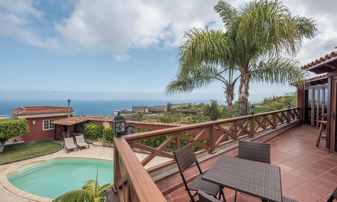 La Mancha House | Holiday Home 'Villa Gardel Casa Mango' with Sea View, Pool & Wi-Fi