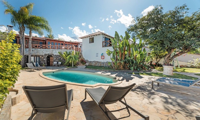 La Mancha House | Holiday Home 'Villa Gardel Casa Mango' with Sea View, Pool & Wi-Fi