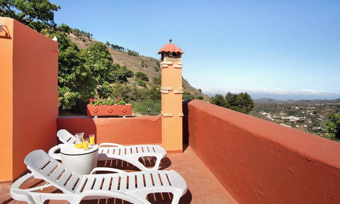 Vega de San Mateo Villa | Holiday Home "Finca Rural Mar de Nubes" with Sea View and Garden