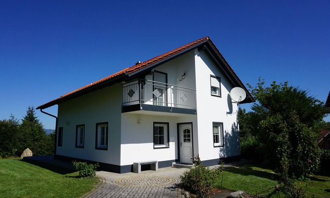 Tittling House | Holiday Home 'Ferienhaus Englburg' with Private Terrace, Private Garden and Wi-Fi