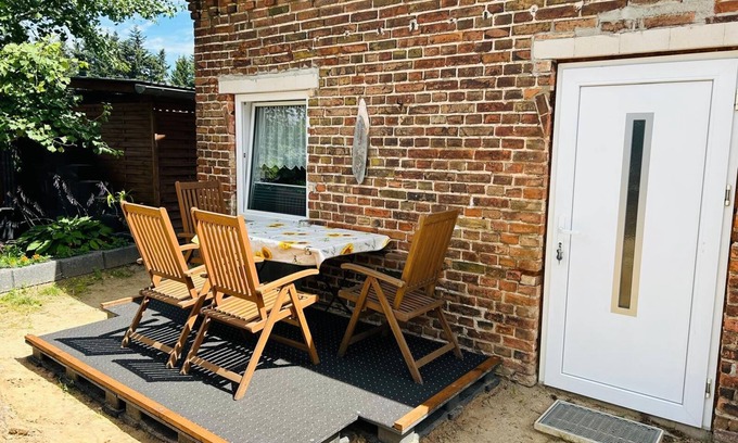 Neuruppin House | Holiday Home 'Ferienwohnung Neuruppin' with Private Terrace and Wi-Fi