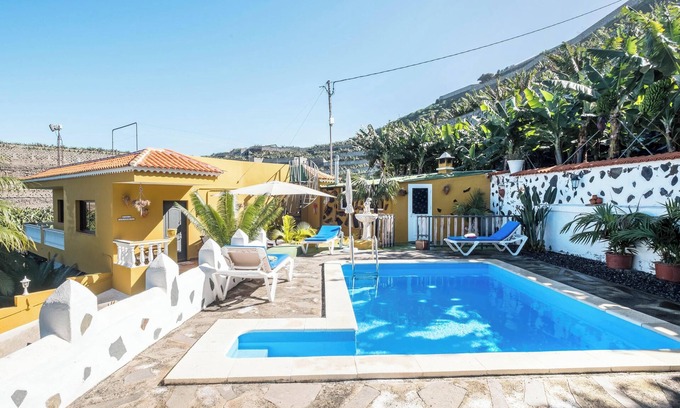 La Guancha House | Holiday Home ‘Finca Alejandrina’ with Sea View, Pool, Garden & Wi-Fi