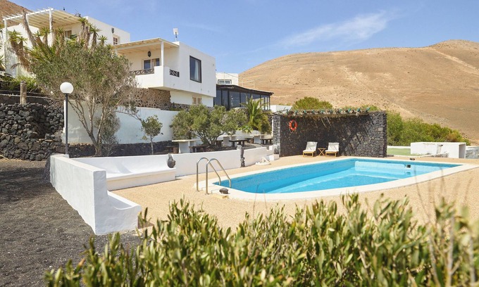 Yaiza House | Holiday Home 'Finca La Calerita B' with Sea View