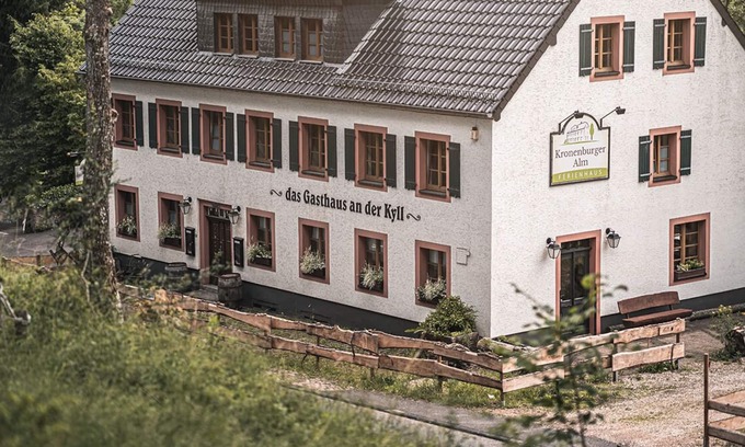 Kronenburg House | Holiday home for 22 guests with 400m² in Kronenburg (181999)