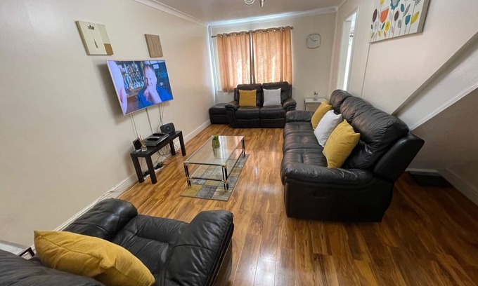 Thamesmead House | HOLIDAY HOME FOR YOU