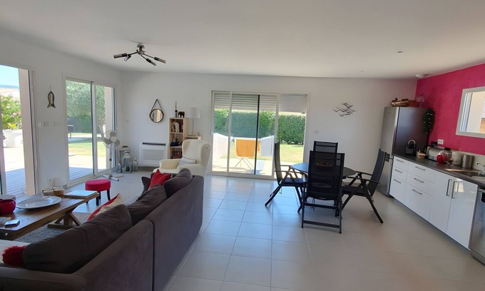 Vallon-Pont-d'Arc House | Holiday Home 'M Vallon Pont D'arc' with Private Pool, Wi-Fi and Air Conditioning