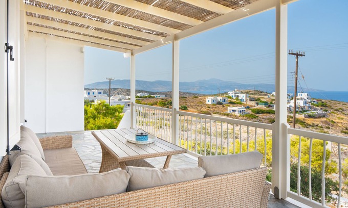 Ag. Georgios House | Holiday Home 'Gaia Seaview Residence Irakleia' with Sea View, Wi-Fi and Air Conditioning