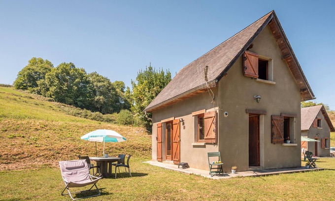 Peyrouse House | Holiday Home 'Gîte Lieuj' with Mountain View, Private Terrace and Wi-Fi