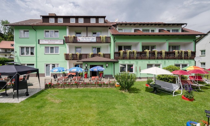 Warmensteinach House | Holiday Home 'Gruppenferienhaus Dressel' with Mountain View, Shared Terrace and Wi-Fi