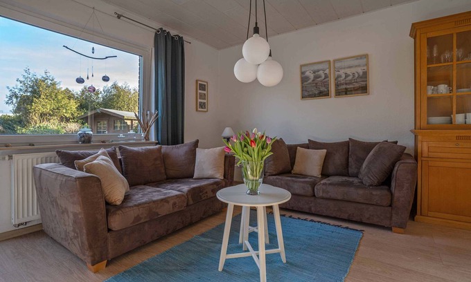 Berumbur House | Holiday Home 'Haus Blauer Wacholder' with Private Terrace, Private Garden and Wi-Fi