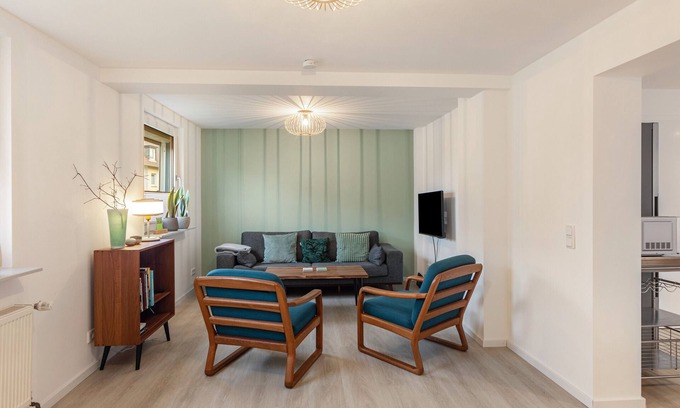 Bad Vilbel House | Holiday Home 'Höhe26' with Private Terrace, Private Garden and Wi-Fi