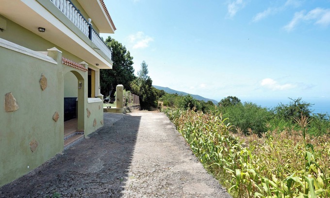La Orotava House | Holiday Home 'House Vochozka' with Sea View, Shared Garden & Wi-Fi