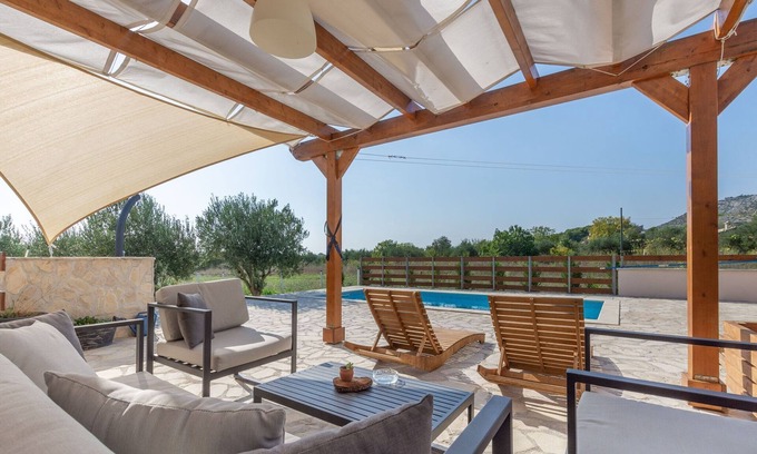 Sibenik House | Holiday Home in Donje Polje near Seabeach