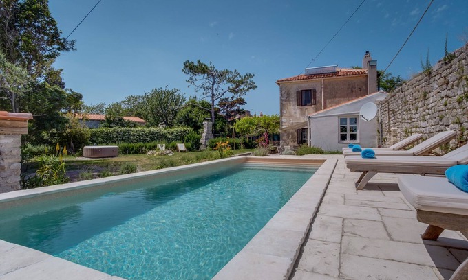 Mali Losinj House | Holiday Home in Osor near Sandy Beach