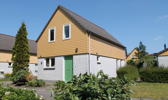 Wemeldinge House | Holiday Home in Quiet Park for Families