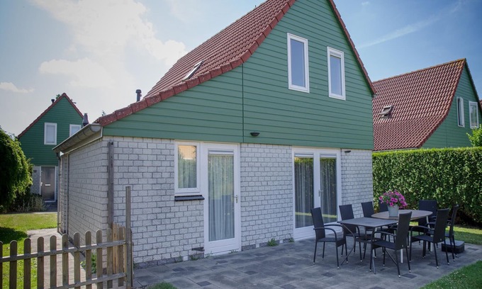 Wemeldinge House | Holiday Home in Zeeland with Garden