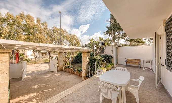 Torre San Giovanni House | Holiday Home 'Luce Sulla Spiaggia' with Private Garden and Air Conditioning