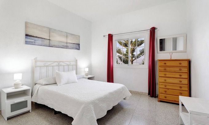Mocanal House | Holiday Home 'La Asomadita' with Sea View, Private Terrace and Wi-Fi