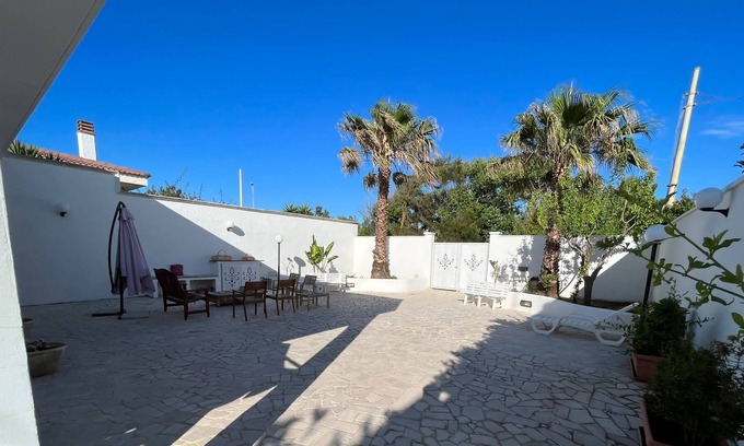 Casalabate House | Holiday Home "La Casa di Charlotte" with Private Garden & Wi-Fi