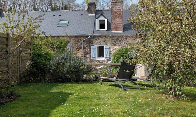 Pontrieux House | Holiday Home 'La Maison De Pêcheur Chez Alice' with Private Terrace, Private Garden and Wi-Fi