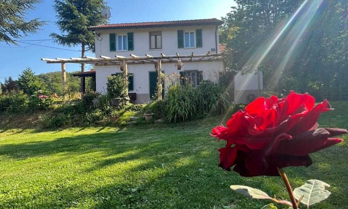 Osiglia House | Holiday Home 'La Rosa sul Lago' Pet-Friendly with Private Garden, Spa, and Wi-Fi