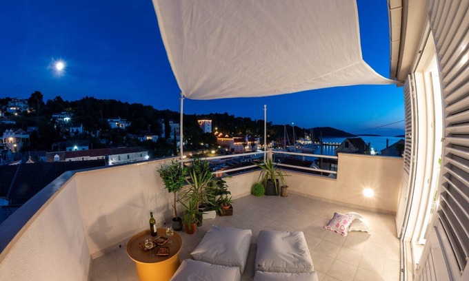 Maslinica House | Holiday Home Lea - Three Bedroom Holiday Home with Terrace and Sea View