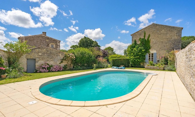 Sainte Gemme House | Holiday Home 'Maison De Vacances Avec Piscine' with Private Pool, Private Terrace and Wi-Fi