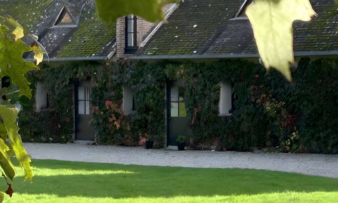 Salbris House | Holiday Home 'Maison De Vacances Le Pré Des Fées' with Lake View, Private Pool and Private Garden